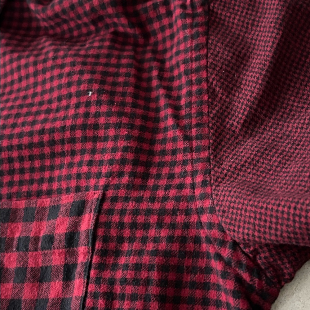 Uniqlo Men's Red and Black Plaid Patchwork Flannel Holiday Lumberjack Shirt - Picture 6 of 7